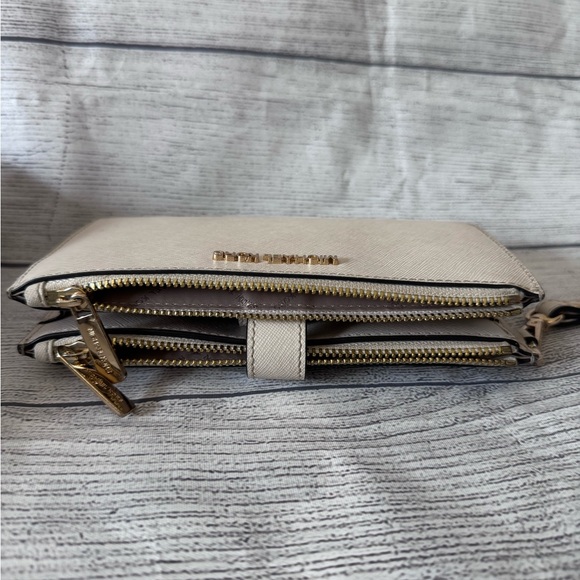 Michael Kors Wallet Wristlet - Picture 2 of 6